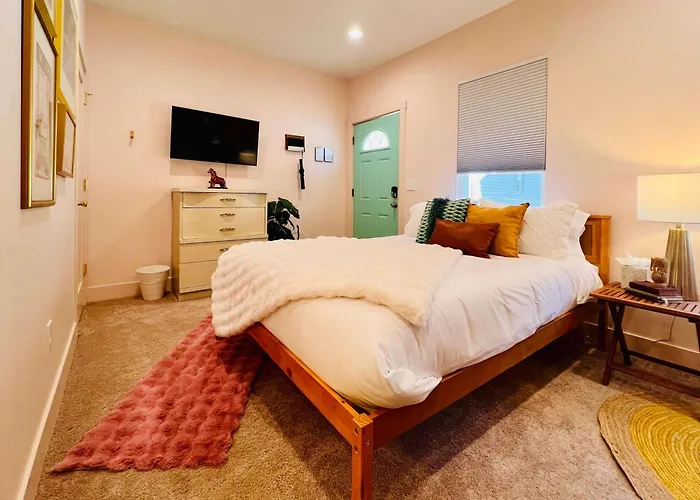 Holiday home Mins To Stadiums - Chic - Views *